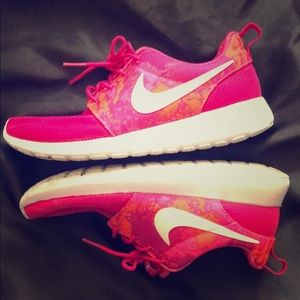 Pink/White Nike shoes 6.5